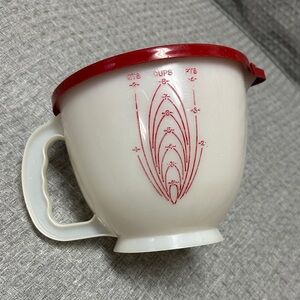 Tupperware Mix-N-Store 8 Cup Measuring Batter Bowl with original red lid